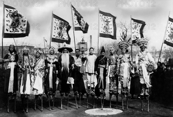 asie, chine, manchourie, un moment d'une danse typique de la manchourie, 1940 1950