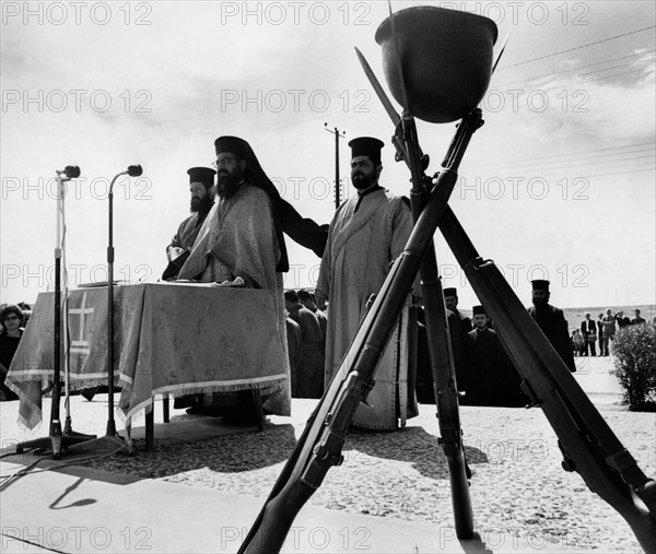 chypre, trois prêtres orthodoxes bénissent des soldats chypriotes grecs lors d'une Pâques, 1964