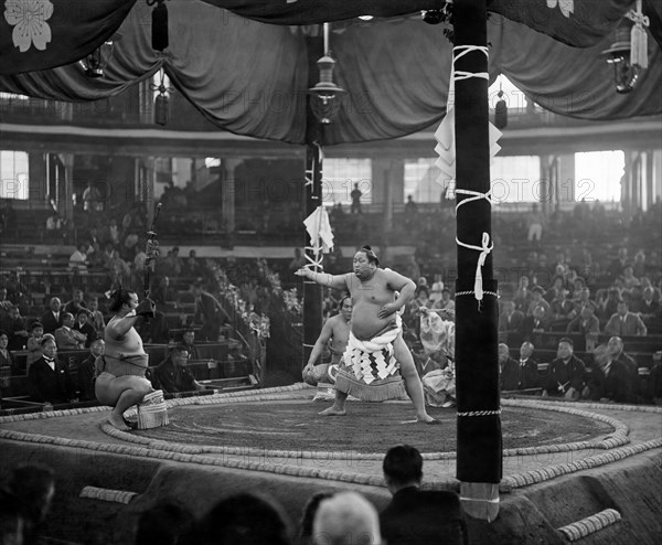 japon, une scène de lutteurs sumo, 1930 1940