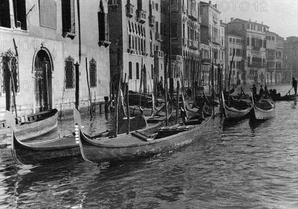 italie, veneto, venise, gondoles sur le grand canal, 1920 1930