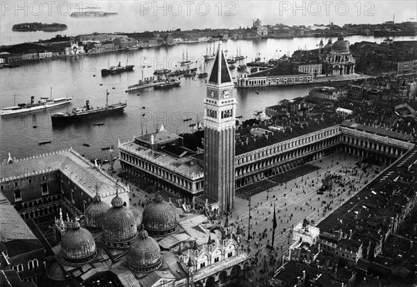 italie, veneto, venise, vue de la piazza san marco, 1920 1930