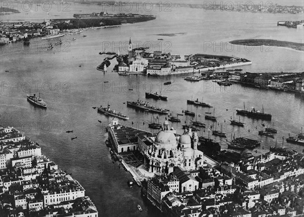 italie, veneto, venise, , santa maria della salute, punta della dogana et l'île de san giorgio, 1910 1920