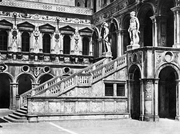 italie, venetie, venise, l'escalier des géants du palais ducal, 1920 1930