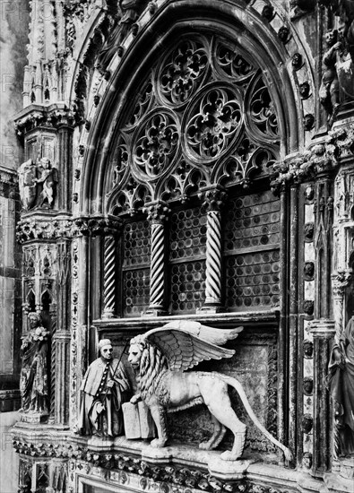 italie, venetie, venise, palais ducal, détail de la porte en papier, 1900 1910