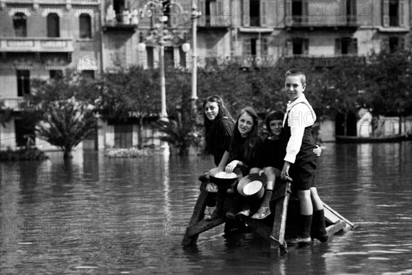 italie, como, averse de nuages, un groupe d'enfants perchés sur un îlot de fortune, 1920 1930