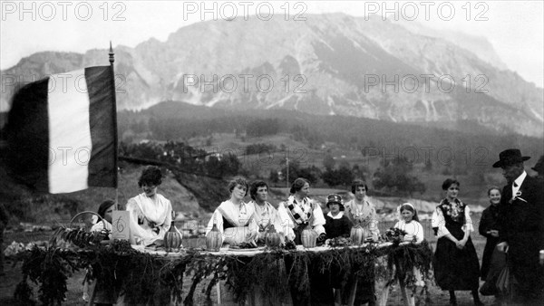 italie, veneto, cortina d'ampezzo, groupe de randonneurs, 1920 1930