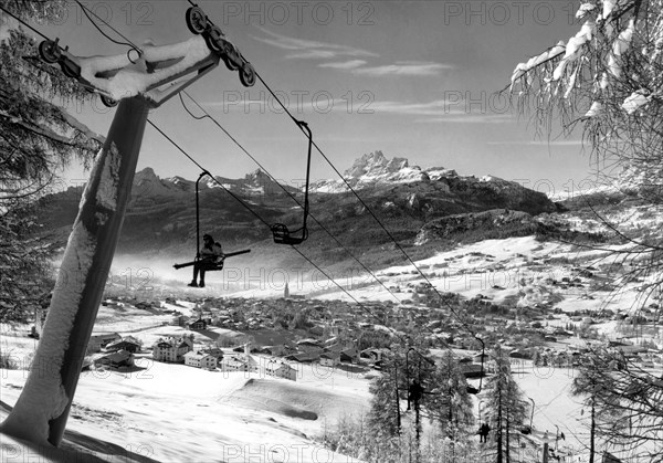 italie, veneto, vue d'hiver de cortina d'ampezzo, 1964