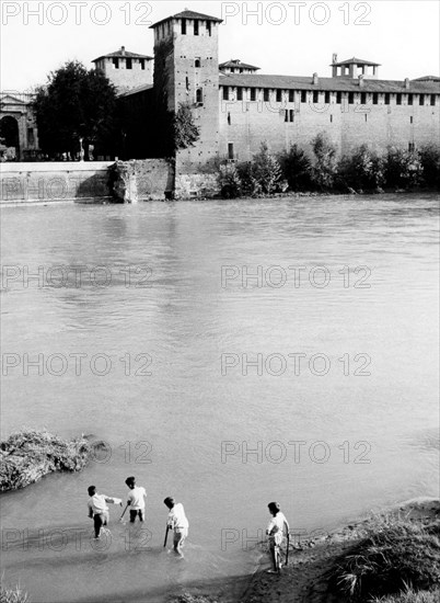 italie, verona, castelvecchio, adige, 1963