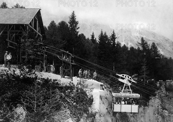 italie, veneto, le téléphérique de cortina d'ampezzo, années 1920