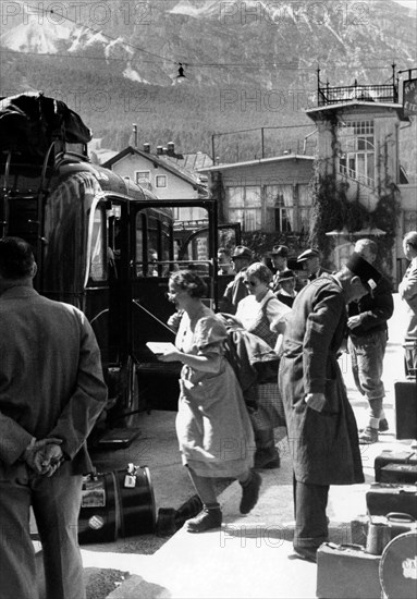italie, veneto, cortina d'ampezzo, circulation dans le village, 1953