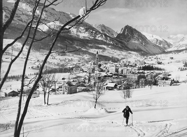 italie, trentino, cortina d'ampezzo, panorama d'hiver vers col rosà, 1953