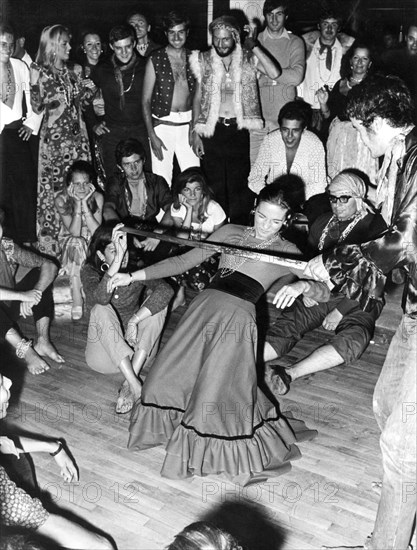 italie, trentino, cortina d'ampezzo, tzigana soirée au monkey club, 1960
