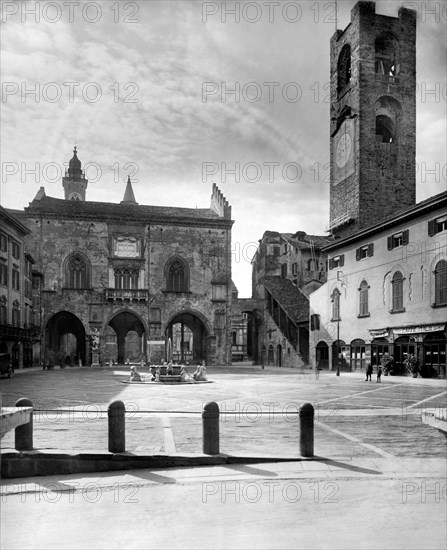 italie, lombardie, bergamo alta, la vieille place et la bibliothèque, 1910 1920