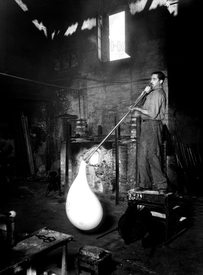 italie, veneto, travail du verre à murano, 1955