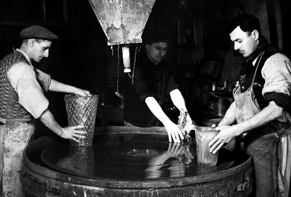 italia, veneto, lavorazione del vetro a murano, 1955