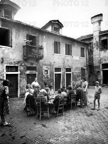 italie, veneto, le jeu de la tombola dans la cour, 1962