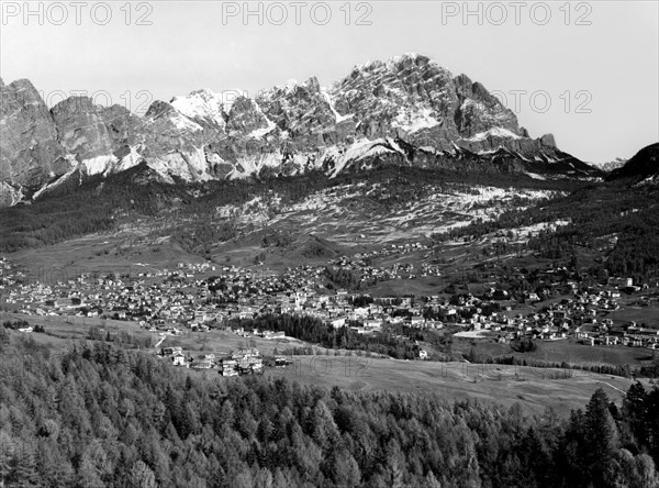 italie, veneto, vue de cortina d'ampezzo et monte cristallo, 1963