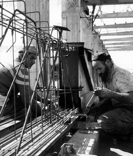 medio oriente, israele, ashdod, in un cantiere edile di calcestruzzo, 1963