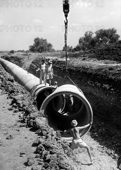 moyen-orient, israël, construction du grand aqueduc près d'akizeniakh, 1963