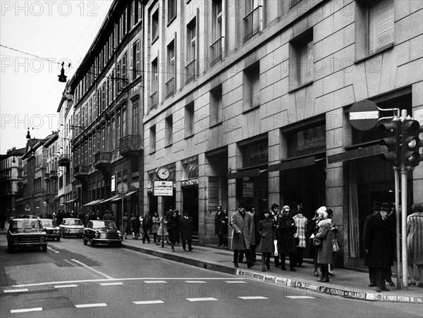 italia, lombardia, milano via montenapoleone, 1970