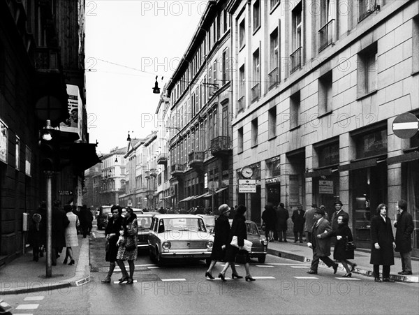 italie, lombardie, milan via montenapoleone, 1970