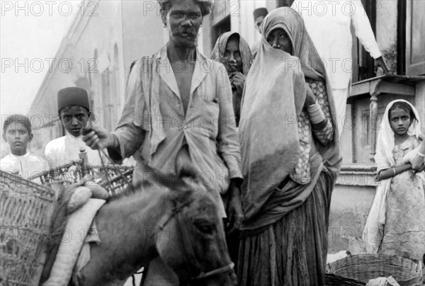 inde, famille appartenant à la tribu des Venueka pendant le divali, 1920 1930