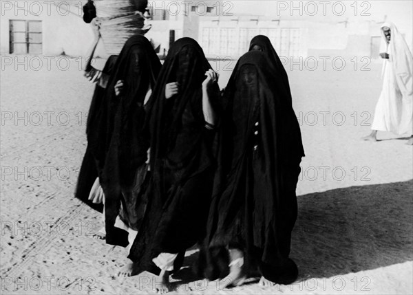 arabie, el kuwait, femmes arabes en robe de deuil, 1953