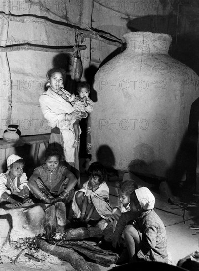 népal, intérieur d'une hutte indigène taru, 1956