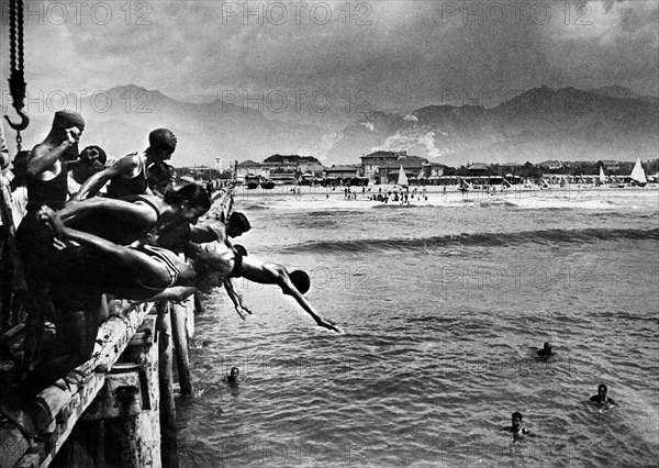 toscane, forte dei marmi, plongeant dans la mer depuis le pont du chargeur, 1920