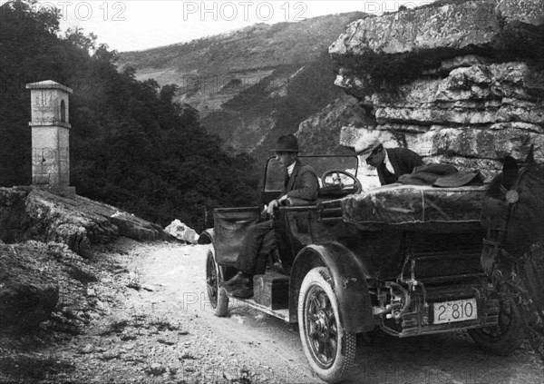 italie, toscane, hommes en voiture, 1910