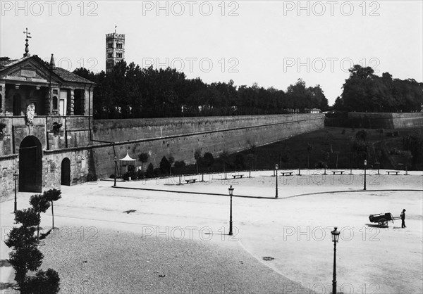 italie, toscane, lucca, vue des murs avec la porte de san pietro, 1910