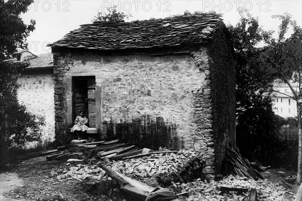 italie, toscane, san marcello pistoiese, devant le refuge du condottiero francesco ferrucci, 1910