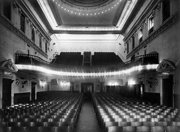 italie, toscane, florence, intérieur du cinéma gambrinus, 1930 1940