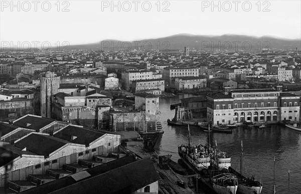 eurpoa, italie, toscane, livourne, vue aérienne de la ville, 1920 1930