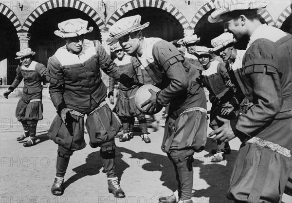 europe, italie, toscane, florence, un groupe de footballeurs pendant un match, 1920 1930