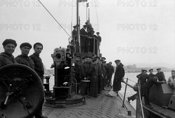 europe, italie, toscane, livourne, cadets de la marine pendant un exercice sous-marin, 1920 1930