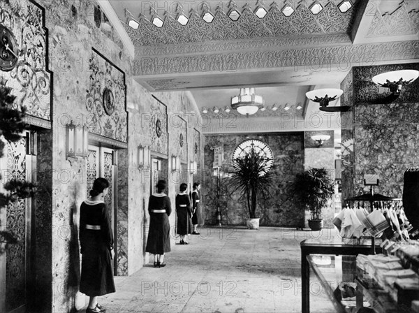 japon, tokyo, les ascenseurs d'un grand magasin, 1920 1930