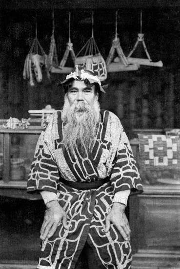 japon, un noble ainu en tenue de cérémonie, 1920 1930