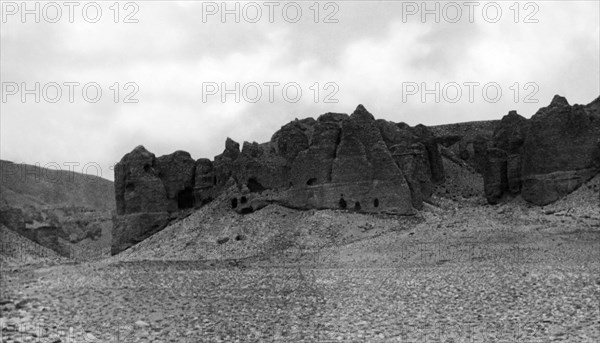 asie, chine, tibet, rochers précipités avec des grottes où se réunissaient des ascètes, 1920 1930