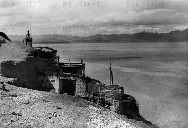 asia, cina, tibet, monastero di gusul a strapiombo sul lago, 1920 1930