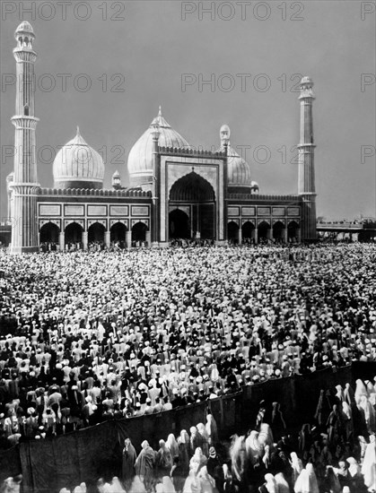 asie, inde, delhi, fidèles devant la mosquée jama, 1920 1930