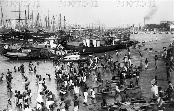 asie, inde, calcutta, baigneurs sur le gange, 1900 1910