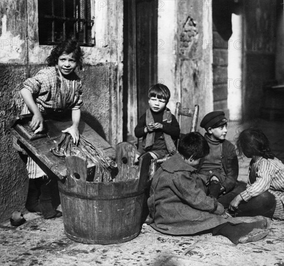 italie, venise, blanchisseuse avec ses frères, 1900 1910