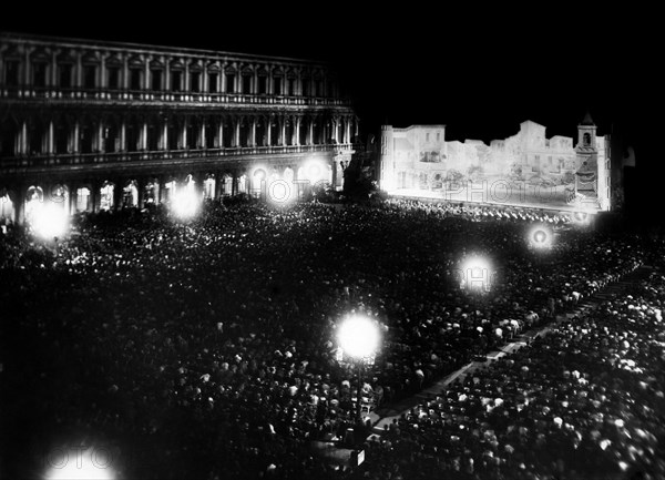 italie, venise, représentation théâtrale sur la piazza san marco, 1920 1930