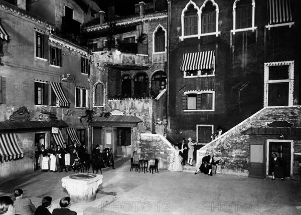 italia, venezia, spettacolo teatrale in piazza san marco, 1920 1930