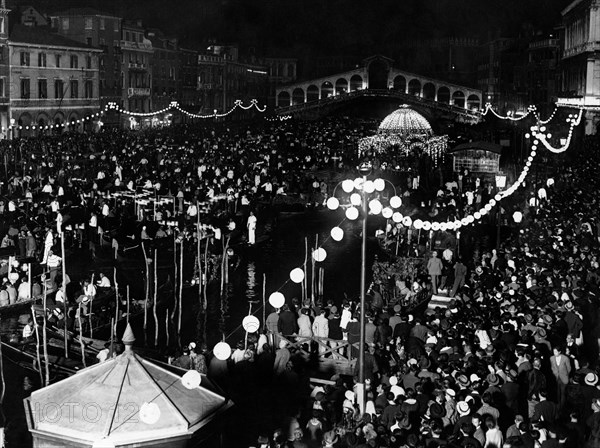 italie, venise, procession redentore sur le grand canal, 1920 1930