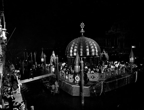 italie, lido de venise, la terrasse flottante de l'excelsior, 1920 1930