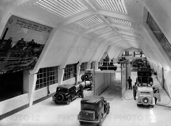 italie, venise, station-service à l'intérieur du garage agip, 1920 1930