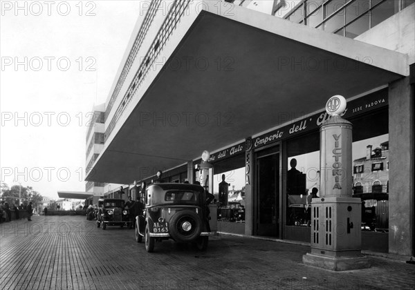 italie, venise, vue extérieure du garage agip, 1920 1930