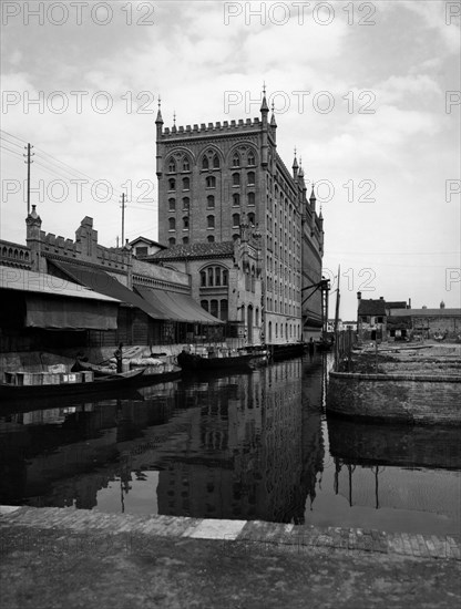 italie, venise, vue du moulin stucky depuis le canal de la judecca, 1920 1930